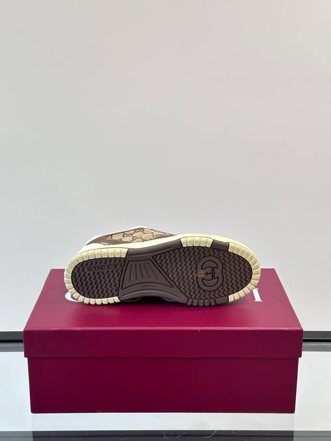 Men's Men's Shoes 💰480 [New Style] 🦨🦨Gucci 𝐆𝐮𝐜𝐜𝐢 𝐑𝐞-𝐖𝐞𝐛 As a sneaker created by Sabato De Sarno for Gucci, the Re-Web series reinterprets the brand's classic stripes, with bold and unique details to set off a modern silhouette design. These shoes are crafted from white leather. This new sneaker is ingeniously decorated with many of the brand's classic details, and is equipped with a bright red and green webbing tongue, which will make people fall in love at first sight. White leather has been specially treated to be soft and shiny, with an embossed grained texture. Script Gucci logo and Interlocking G web label with Interlocking G and script Gucci logo. Rubber outsole with Interlocking G detail eyelets. Web tongue. Size: Female 35-40 (Female 41, 42 customized). Male 38-44 (45, 46 customized)